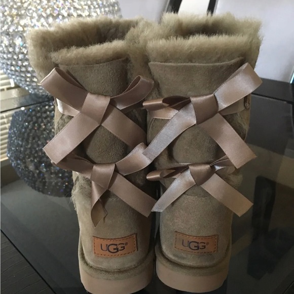 UGG Women's W Bailey Bow II Fashion Boot size 8. Antilope color - Picture 5 of 9